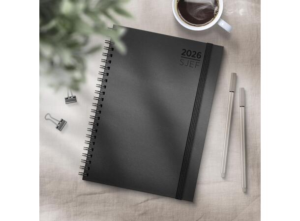 Sjefskalender GRIEG A5 spiral 2026 sort 