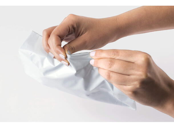 E-handelspose i hvit LDPE med trykk 1+0 med klaff/limstripe 340 x 420 mm 50 my 